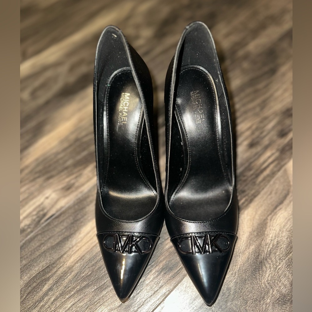 MICHAEL KORS Parker Pump Black Logo Print